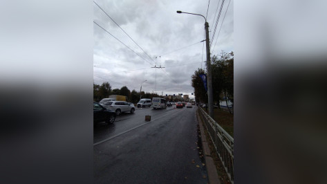 На Московском проспекте в Воронеже оборвались троллейбусные провода