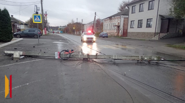В Богучаре Воронежской области неизвестный водитель сбил опору ЛЭП и обесточил часть улицы