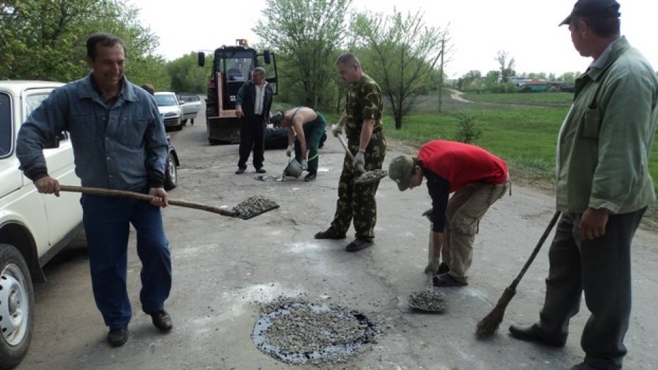 Жители Кантемировского района сами отремонтировали дорогу в своем селе