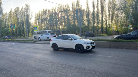 В Воронеже BMW X6 сбил девушку, переходившую дорогу на «зеленый»