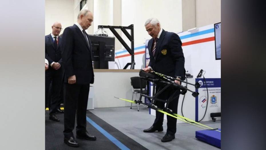 Президенту Владимиру Путину показали сделанные в Воронеже сани для паралимпийцев