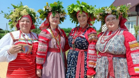 Набрали воды из 100-летнего колодца и сплели венки из разнотравья: в панинском селе Сергеевка встретили Троицу