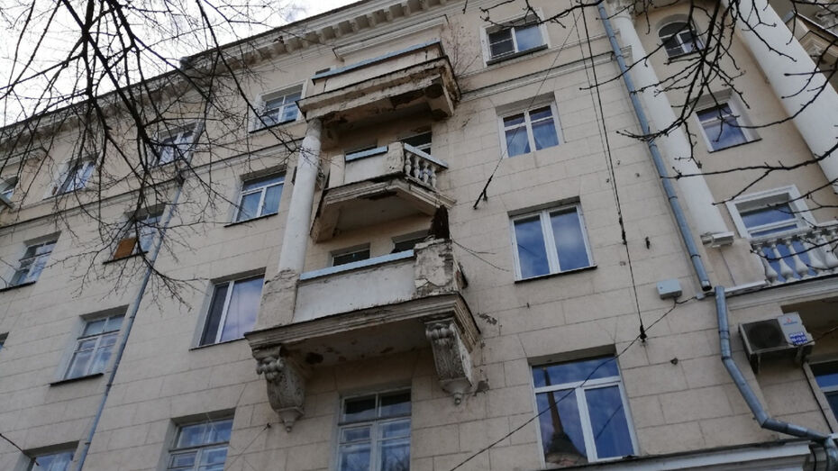 С фасада дома в центре Воронежа обрушилась бетонная колонна