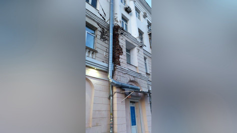 Фасад дома обрушился на тротуар на оживленной улице в центре Воронежа