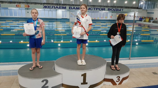 Спортсменка из Верхней Хавы выиграла «золото» и 2 «серебра» на соревнованиях по плаванию
