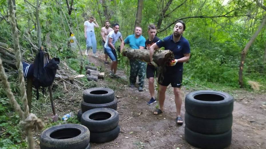В Верхнем Мамоне молодежь по собственной инициативе очистила родник на реке Ольховка