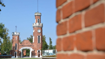 На воротах на входе во дворец Ольденбургских под Воронежем восстановят часы с колоколом