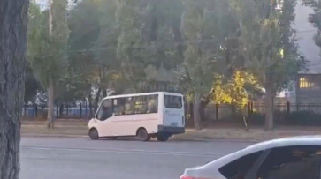 В Воронеже маршрутка устроила аварию из-за взорвавшегося колеса