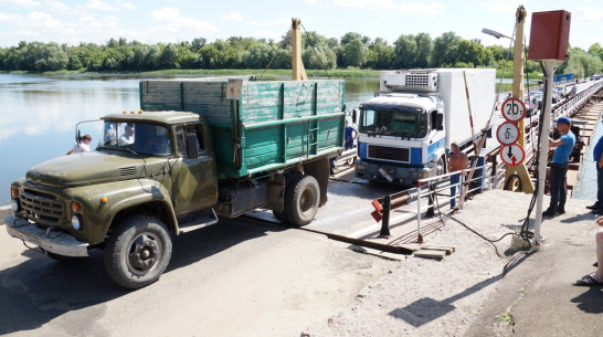 В Богучарском районе из-за сломанного грузовика в пробке застряли более 100 машин