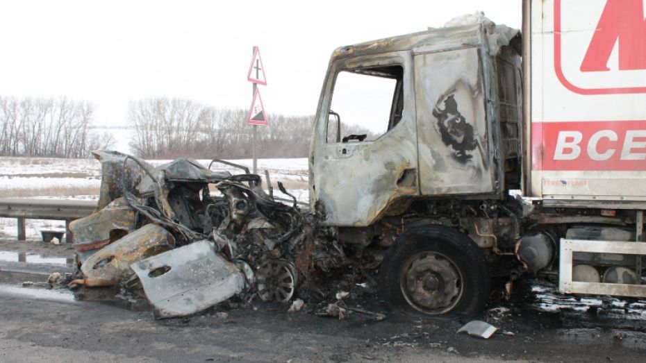 Неизвестный водитель Hyundai сгорел после ДТП в Воронежской области