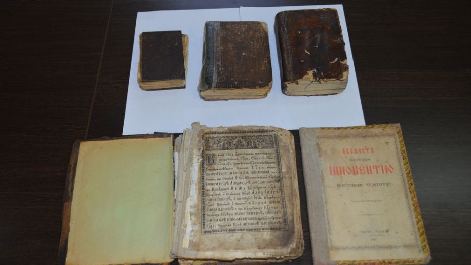 Павловскому краеведческому музею подарили 5 старинных книг