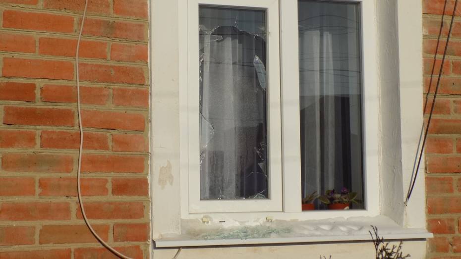 Неизвестные разбили окно наблюдателю при Семилукском огнеупорном заводе
