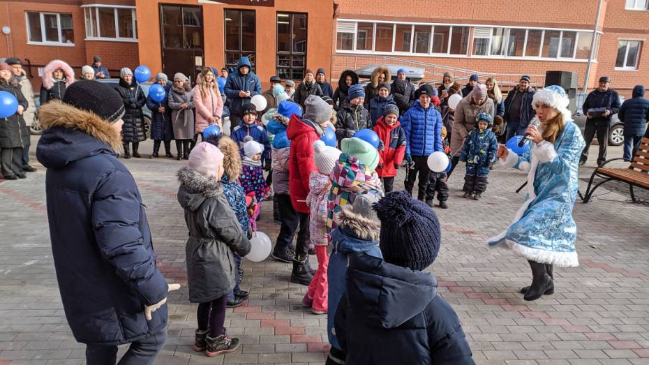 Воронежцы отметили новоселье всем двором со Снегурочкой