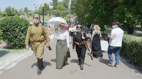 Воронежцы примерили старинные костюмы и увидели оружие ВОВ на фестивале «Наша история»