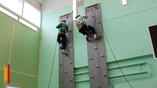 В школе хохольского поселка Орловка установили оборудование для скалолазания