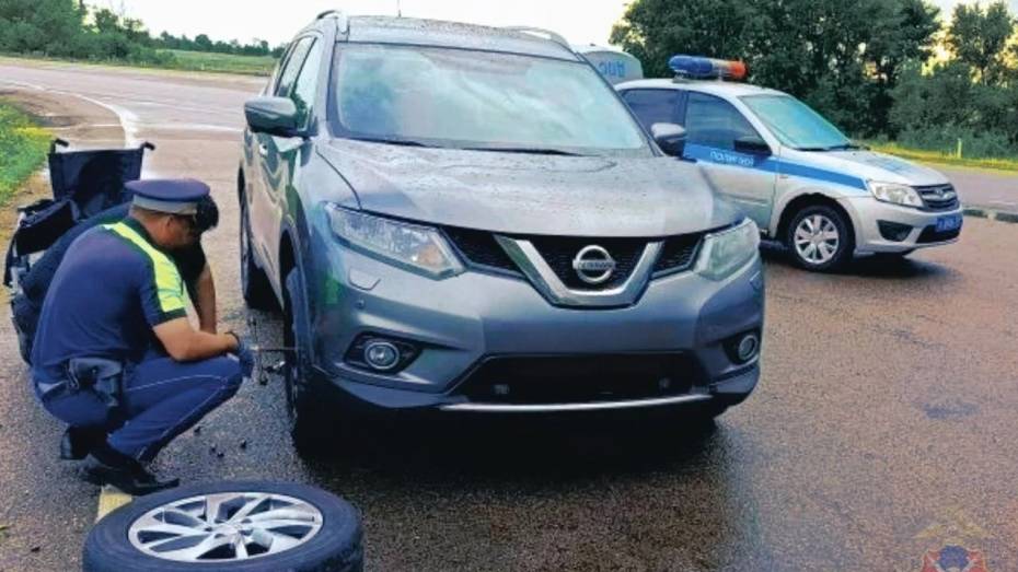 Воронежские полицейские помогли водителю Nissan заменить проколотое колесо