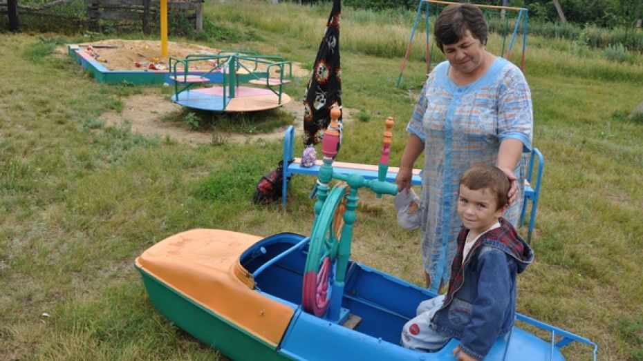 Жители павловского села собственными силами построили детскую площадку