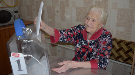 На выборах Президента РФ проголосовала 100-летняя участница ВОВ из Воронежской области