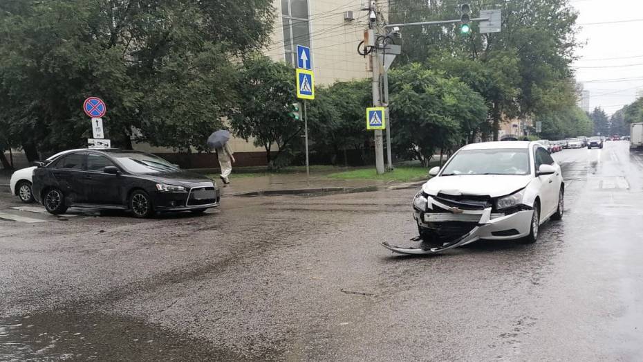 В Воронеже столкнулись две легковушки: пострадал ребенок
