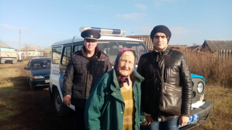 Забредшую в непроходимую местность воронежскую старушку спасли полицейские