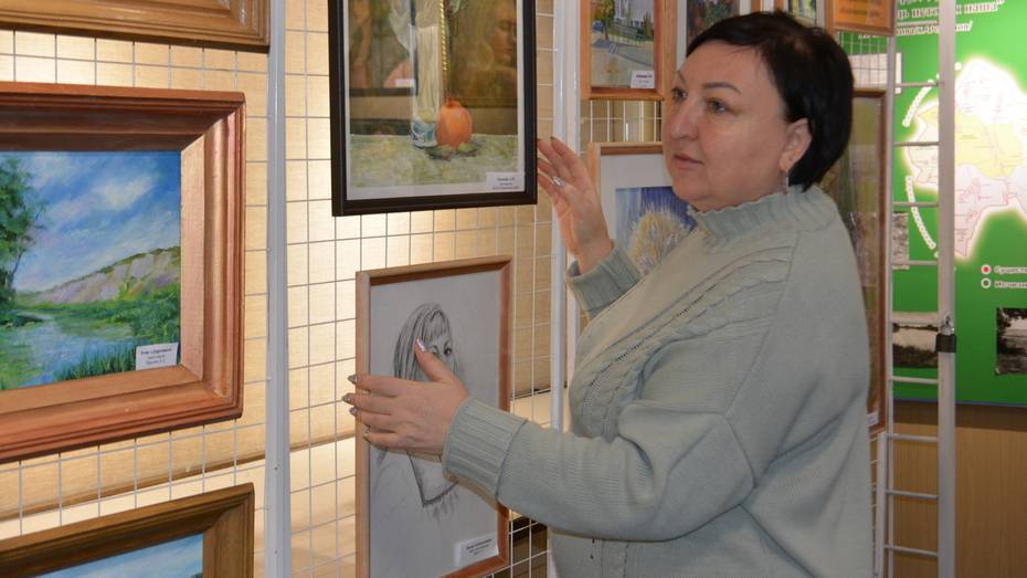 В Калаче открылась выставка картин преподавателей школы искусств