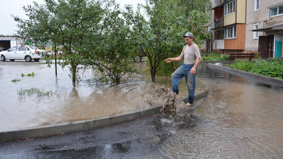 В Кантемировке ливень затопил обустроенные дворы