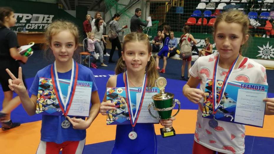 Эртильская школьница завоевала «золото» открытого первенства Рязани по спортивной борьбе