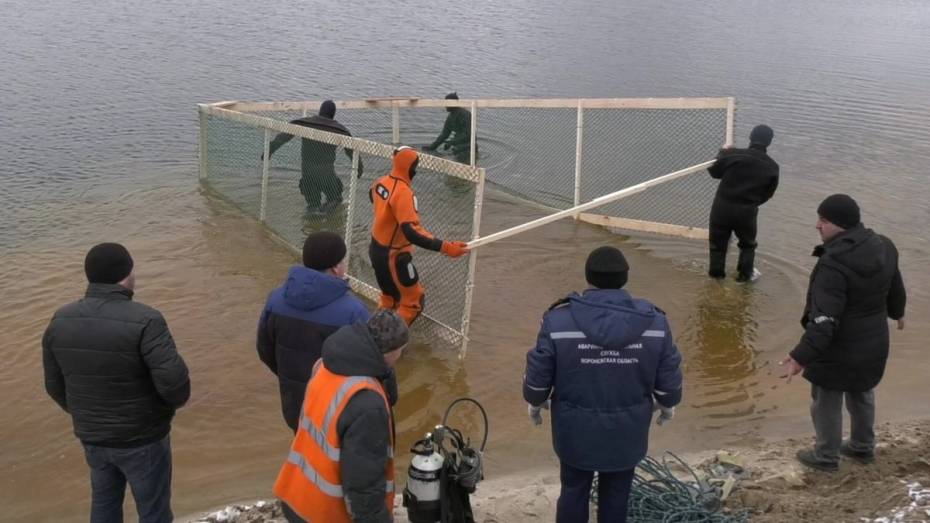 В Воронеже водолазы исследовали дно водохранилища перед крещенскими купаниями