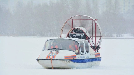 Спасение провалившегося под лед рыбака сняли на видео в Воронеже