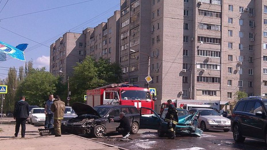 В Воронеже столкнулись Nissan и Opel: пострадали двое