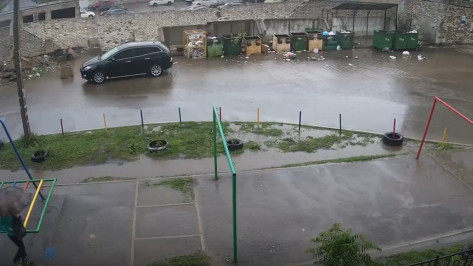 Момент падения стены на автомобили платной стоянки в Воронеже попал на видео