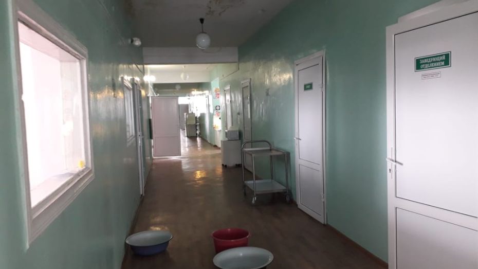 В Воронежской области пациенты сняли на видео последствия течи в крыше больницы
