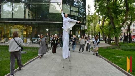 На прогулке с городом. ВАУ театр поставил оригинальный уличный спектакль «Воронеж не про Воронеж»
