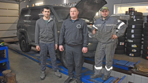 Танкисты – участники СВО поблагодарили лискинца за помощь в ремонте автомобилей