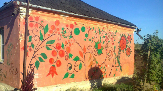 Жительница Новоусманского поселка разрисовала свой дом цветами и ягодами