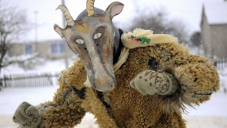 Воронежцев научат колядовать и делать святочные маски окрутников 