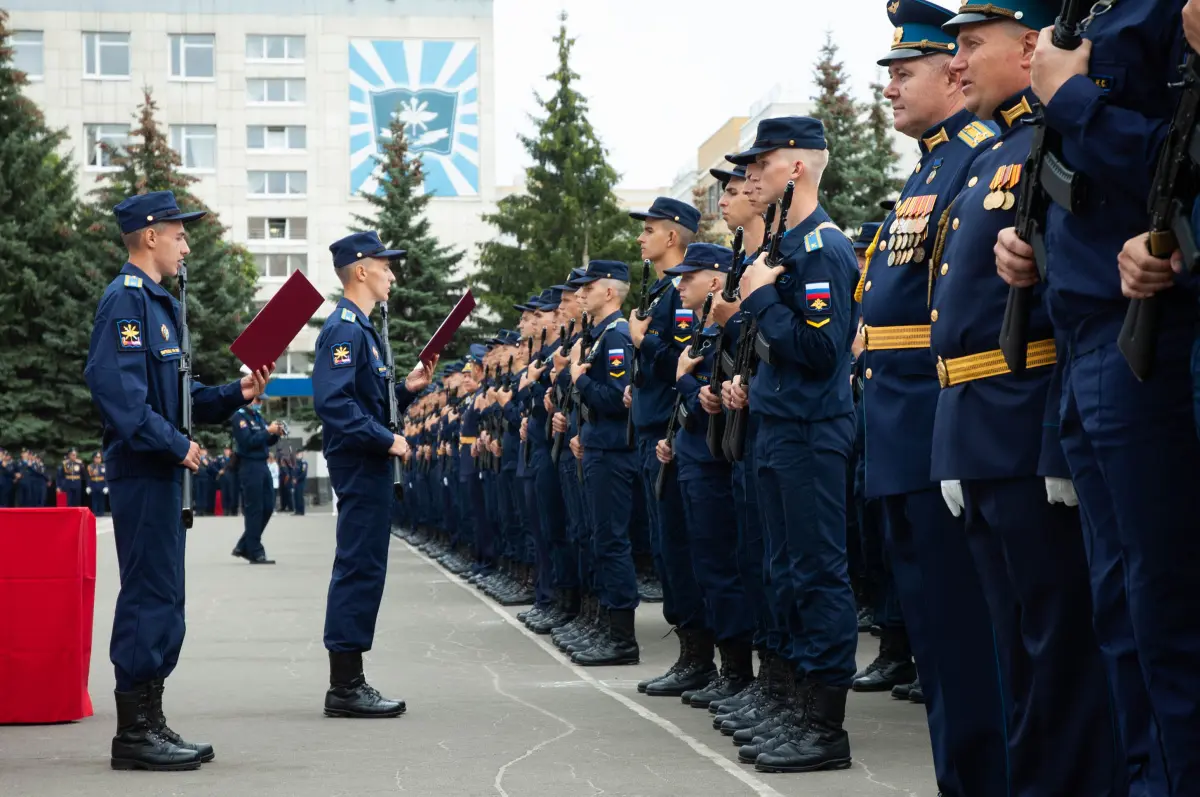 Главные слова. Первокурсники Военно-воздушной академии приняли присягу в  Воронеже