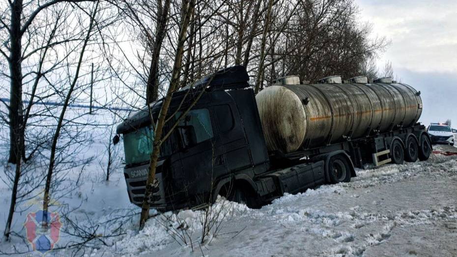 Воронежские полицейские помогли водителю фуры выбраться из заснеженного кювета