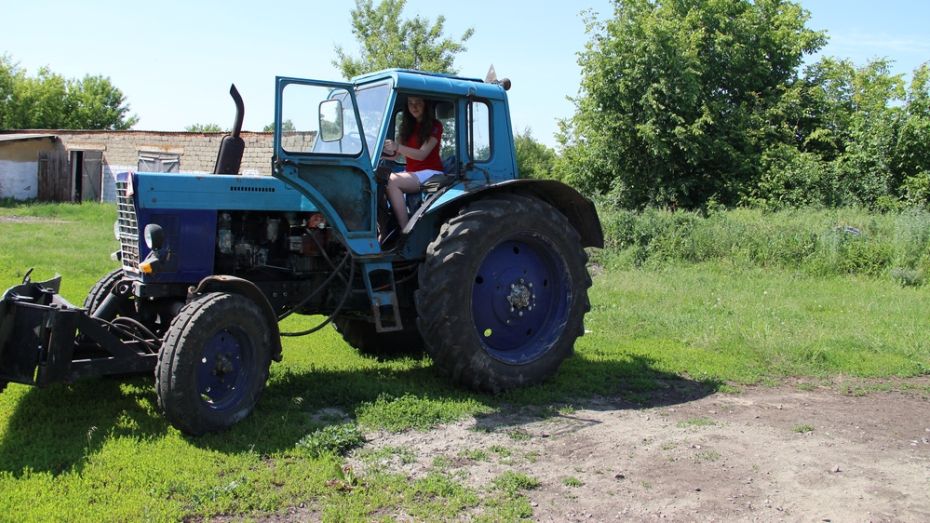  В Подгоренском районе две 11-классницы получили права трактористок