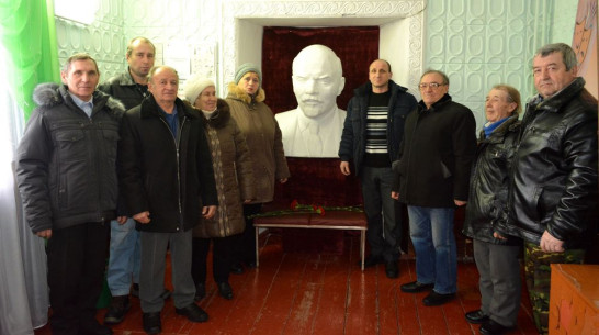 В Воронежской области сельчане установили бюст Ленина в Доме культуры