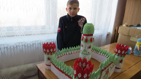 12-летний борисоглебец построил крепость из 7 тысяч бумажных деталей