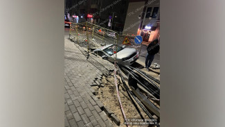 В Воронеже легковушка провалилась в яму на месте дорожных работ