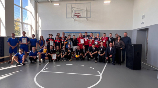 В спортзале отремонтированной воронежскими строителями школы ЛНР прошли первые соревнования