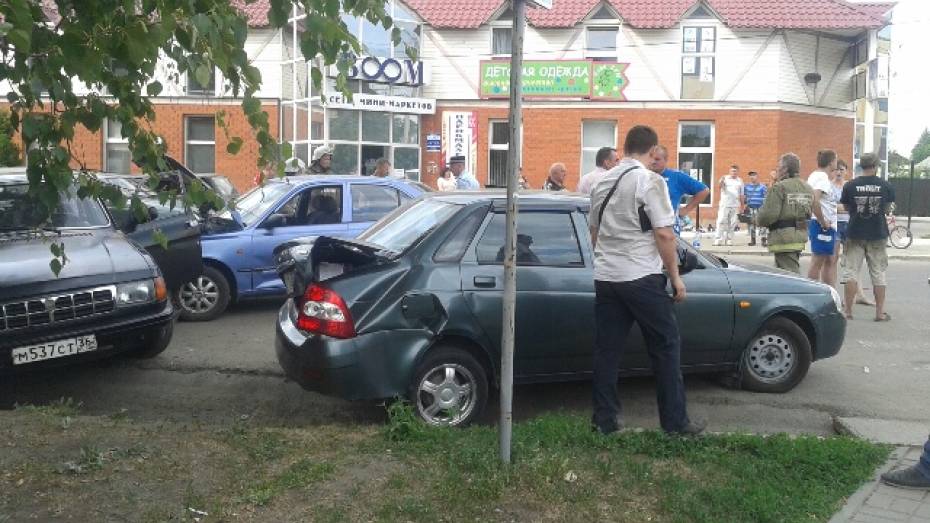 В массовом ДТП под Воронежем пострадали трое детей