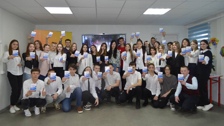 В Павловске сразу полсотни юношей и девушек стали добровольцами