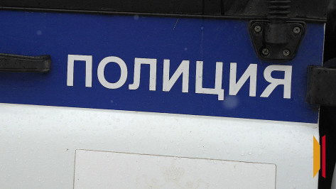 Воронежские полицейские установили личность молодого человека, избившего женщину лопаткой для обуви