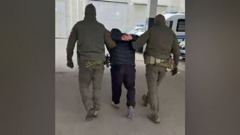 Появилось видео задержания в Воронежской области 47-летнего москвича, убившего сожительницу