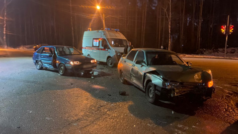 В ДТП возле больницы «Электроника» в Воронеже пострадали 2 детей и 2 взрослых