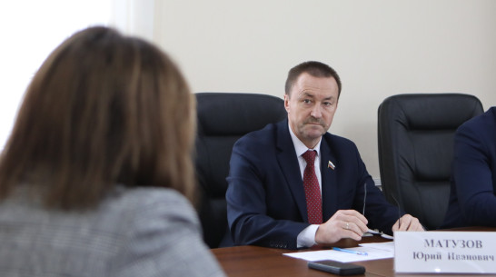 Председатель Воронежской облдумы Юрий Матузов рассмотрел обращения жителей Новохоперского района