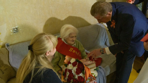 Сенатор Сергей Лукин поздравил ветерана Великой Отечественной войны с Днем Победы